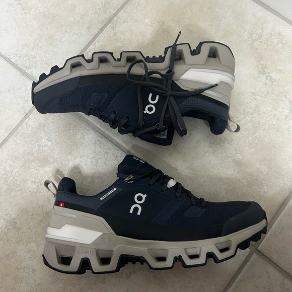 On Running Navy | Desert Cloudwander Waterproof Sz. 8.5W - Picture 6 of 10